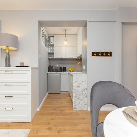 City Center Apartment Near The Vistula By Noclegi Renters Varsó Kültér fotó